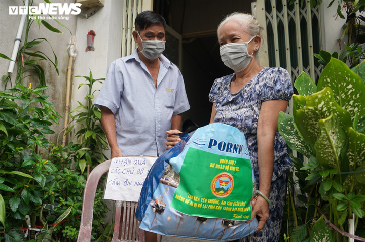 Bộ đồ lính ướt đẫm sau hành trình dầm mưa mang thực phẩm cho dân - 6