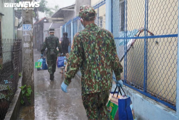 Bộ đồ lính ướt đẫm sau hành trình dầm mưa mang thực phẩm cho dân - 8