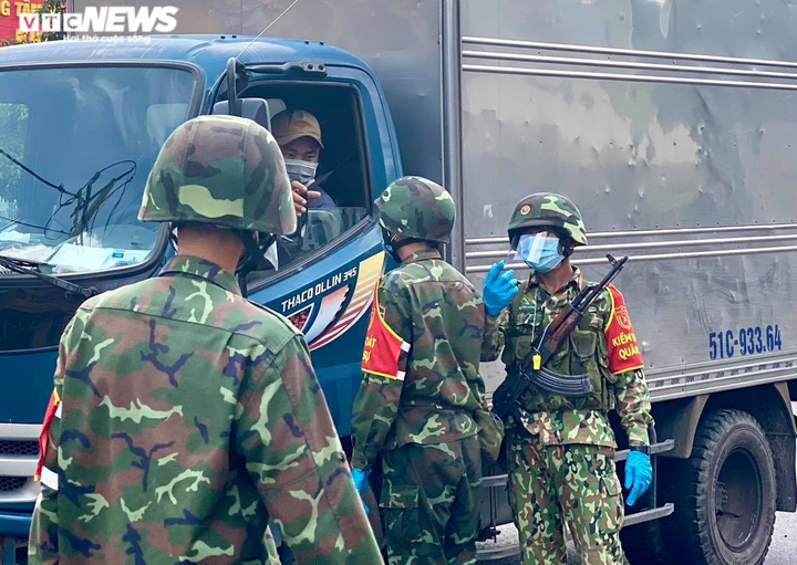 Bộ Quốc phòng điều thêm 2.000 quân nhân vào vùng 'đỏ đậm đặc' ở Bình Dương - 1