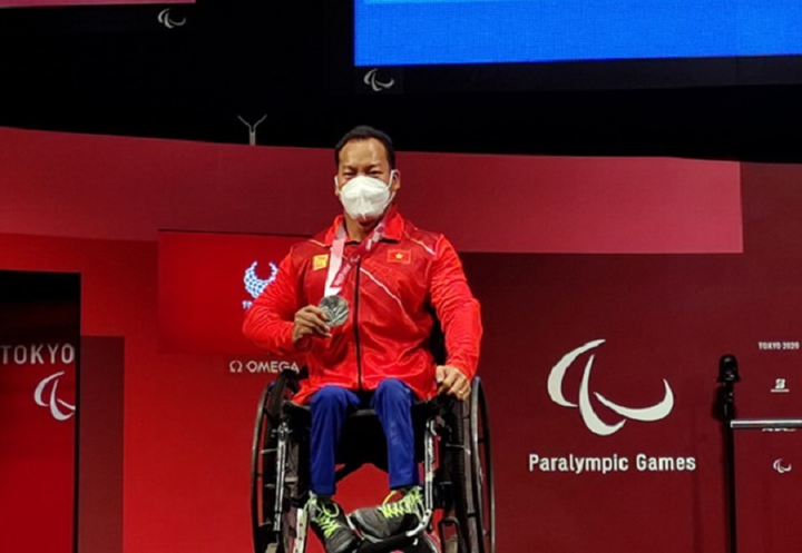 Bộ trưởng Nguyễn Văn Hùng chúc mừng VĐV Lê Văn Công giành HCB Paralympic - 1