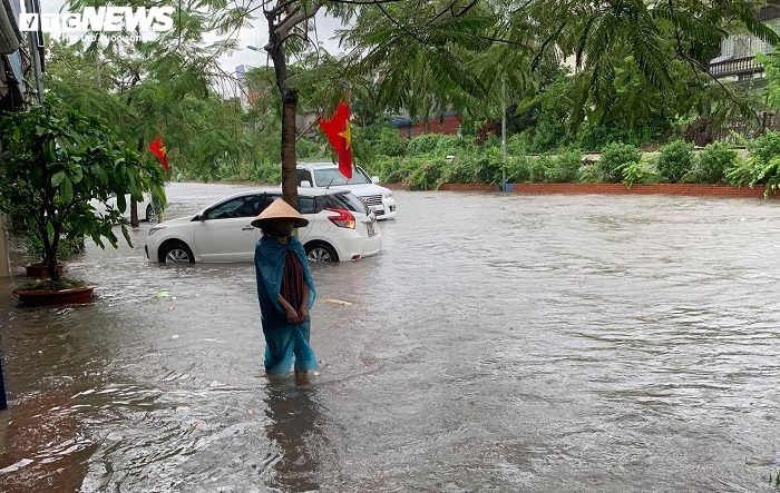 Ảnh: Đường phố Hải Phòng nước ngập ngang đầu gối, hàng loạt xe chết máy - 9