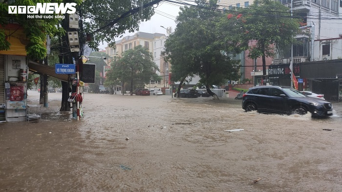 Ảnh: Đường phố Hải Phòng nước ngập ngang đầu gối, hàng loạt xe chết máy - 5