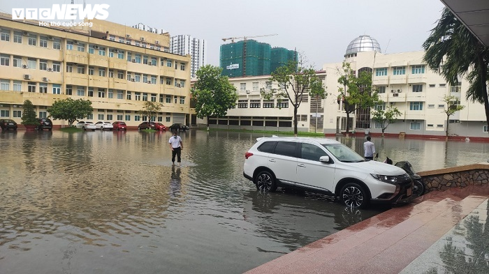 Ảnh: Đường phố Hải Phòng nước ngập ngang đầu gối, hàng loạt xe chết máy - 8