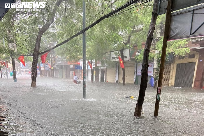 Ảnh: Đường phố Hải Phòng nước ngập ngang đầu gối, hàng loạt xe chết máy - 1