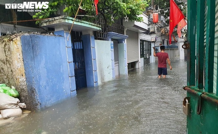 Ảnh: Đường phố Hải Phòng nước ngập ngang đầu gối, hàng loạt xe chết máy - 6