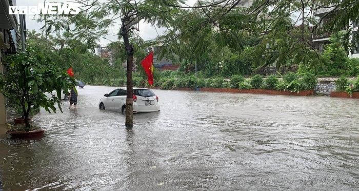 Ảnh: Đường phố Hải Phòng nước ngập ngang đầu gối, hàng loạt xe chết máy - 3