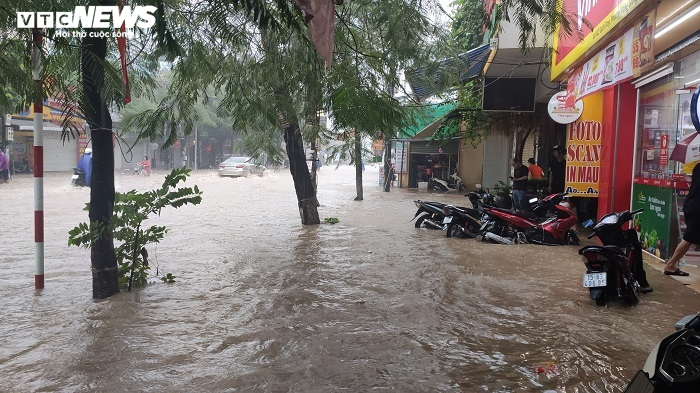 Ảnh: Đường phố Hải Phòng nước ngập ngang đầu gối, hàng loạt xe chết máy - 4