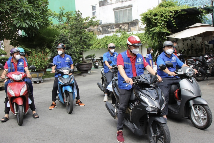 700 shipper tình nguyện giao thực phẩm an sinh tới từng nhà ở TP.HCM - 1