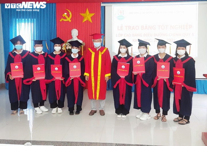 Sáng nhận bằng tốt nghiệp, tối lên đường vào TP.HCM chống dịch - 1