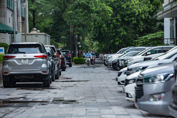 Hà Nội giãn cách xã hội, hàng trăm ôtô mới cứng nằm phơi nắng - 16