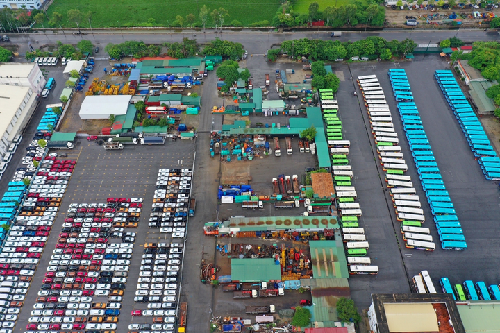 Hà Nội giãn cách xã hội, hàng trăm ôtô mới cứng nằm phơi nắng - 6