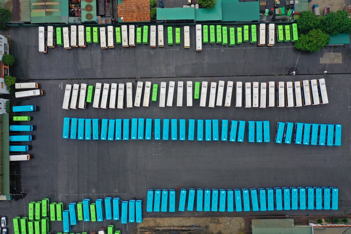 Hà Nội giãn cách xã hội, hàng trăm ôtô mới cứng nằm phơi nắng - 8