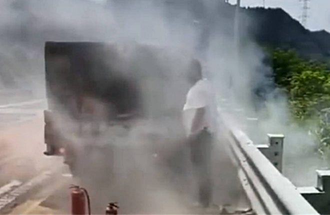 Vứt bừa tàn thuốc, tài xế suýt bị thiêu sống trên ô tô - 1