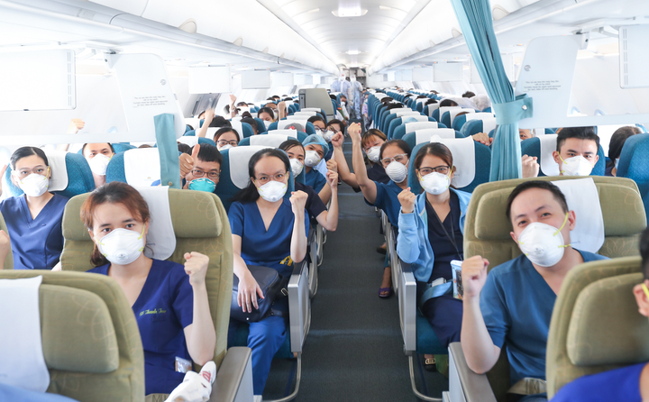 Vietnam Airlines tiếp tục đưa lực lượng y tế miền Trung vào Nam chống dịch - 6