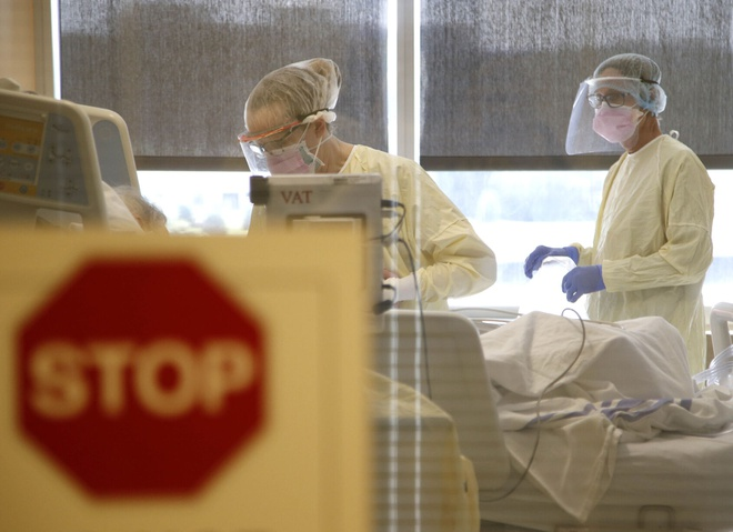 Bất lực và kiệt sức, bác sĩ Mỹ cầu xin người dân đi tiêm vaccine - 1