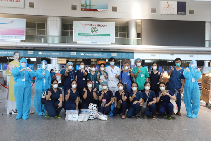 Vietnam Airlines tiếp tục đưa lực lượng y tế miền Trung vào Nam chống dịch - 3