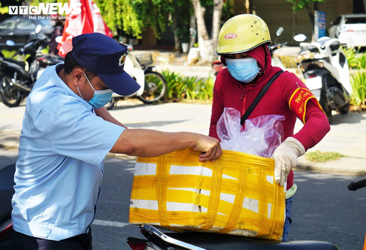 Các chợ Đà Nẵng ngày đầu mở cửa: Khách mua là những người ‘vác tù và hàng tổng’ - 8