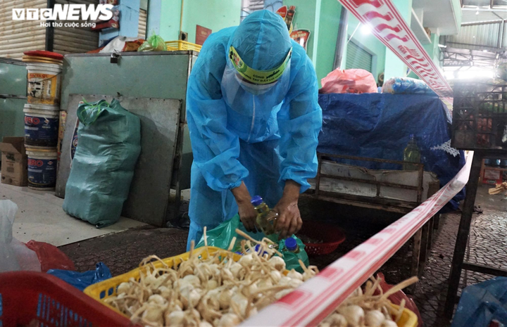 Các chợ Đà Nẵng ngày đầu mở cửa: Khách mua là những người ‘vác tù và hàng tổng’ - 5