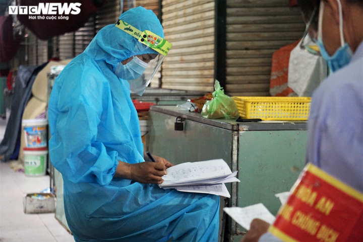 Các chợ Đà Nẵng ngày đầu mở cửa: Khách mua là những người ‘vác tù và hàng tổng’ - 6