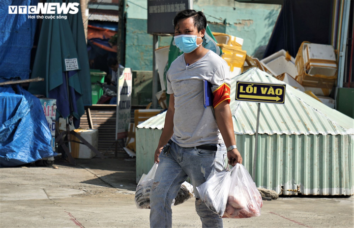 Các chợ Đà Nẵng ngày đầu mở cửa: Khách mua là những người ‘vác tù và hàng tổng’ - 9