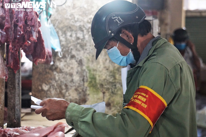 Các chợ Đà Nẵng ngày đầu mở cửa: Khách mua là những người ‘vác tù và hàng tổng’ - 4