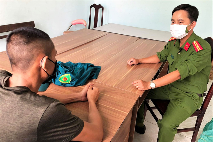 Bị phạt vì giả dân quân tự vệ để ra đường trong thời điểm 'ai ở đâu thì ở đó' - 1