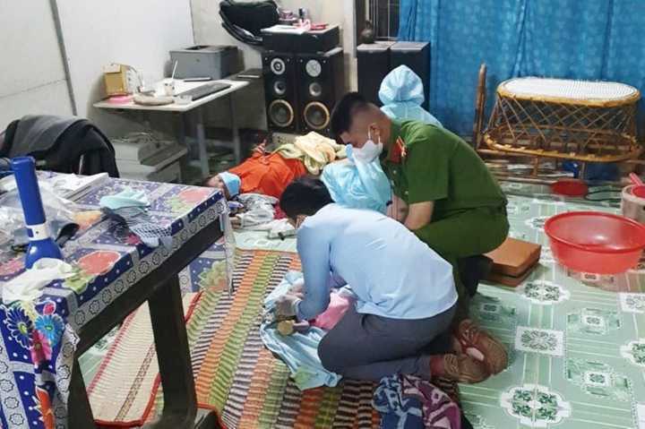 Cảnh sát khu vực đội mưa vượt 8km đường rừng trong đêm hỗ trợ sản phụ sinh con - 1