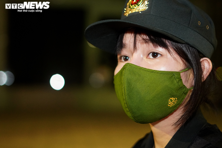 Đêm trắng đi làm nhiệm vụ cùng 'bông hồng thép' duy nhất của tổ công tác 141 - 8