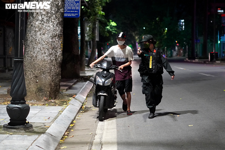 Đêm trắng đi làm nhiệm vụ cùng 'bông hồng thép' duy nhất của tổ công tác 141 - 13