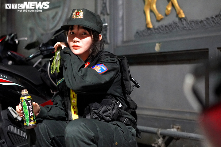 Đêm trắng đi làm nhiệm vụ cùng 'bông hồng thép' duy nhất của tổ công tác 141 - 15