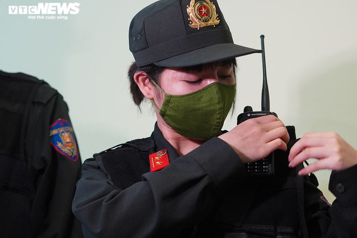 Đêm trắng đi làm nhiệm vụ cùng 'bông hồng thép' duy nhất của tổ công tác 141 - 4