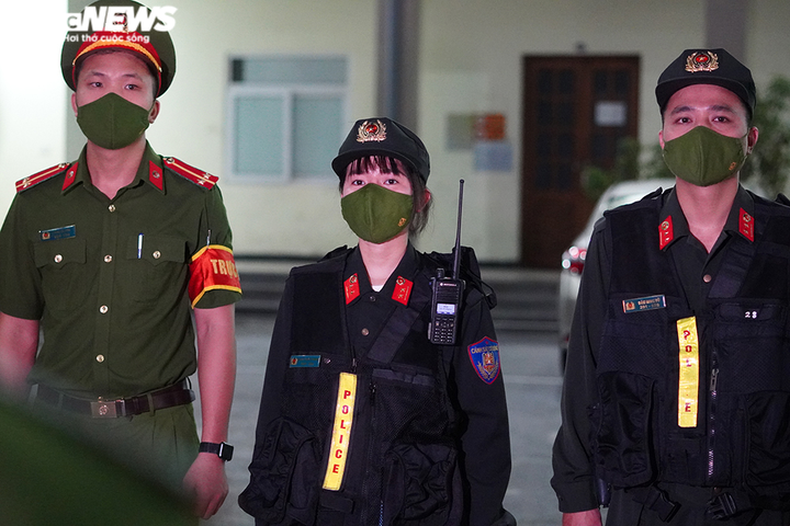 Đêm trắng đi làm nhiệm vụ cùng 'bông hồng thép' duy nhất của tổ công tác 141 - 5