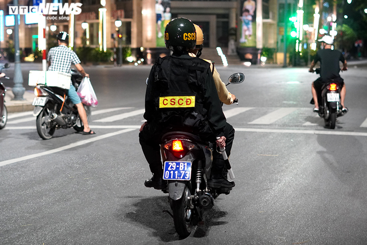 Đêm trắng đi làm nhiệm vụ cùng 'bông hồng thép' duy nhất của tổ công tác 141 - 6