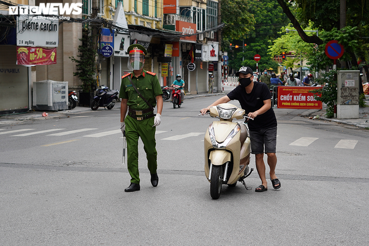 Ảnh: Nhiều người Hà Nội ra đường giấy tờ không hợp lệ, vượt chốt kiểm soát - 6