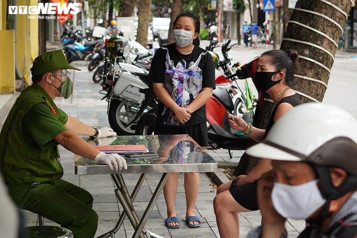 Ảnh: Nhiều người Hà Nội ra đường giấy tờ không hợp lệ, vượt chốt kiểm soát - 7