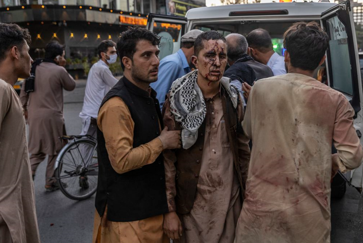 'Ngày tận thế' ở sân bay Kabul sau vụ đánh bom kép - 2