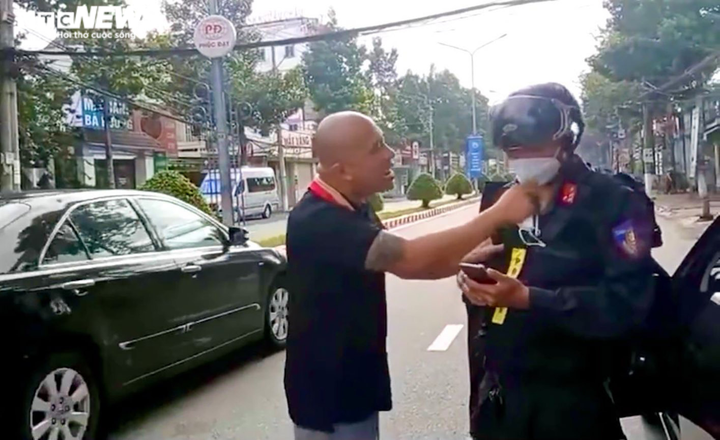 Qua chốt không giấy tờ, nam thanh niên ở Bình Dương chửi bới, đe doạ cảnh sát - 1