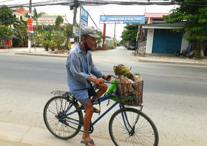 Thấy chú ve chai, chàng trai ôm gạo và khẩu trang ra biếu bất ngờ bị từ chối - 2