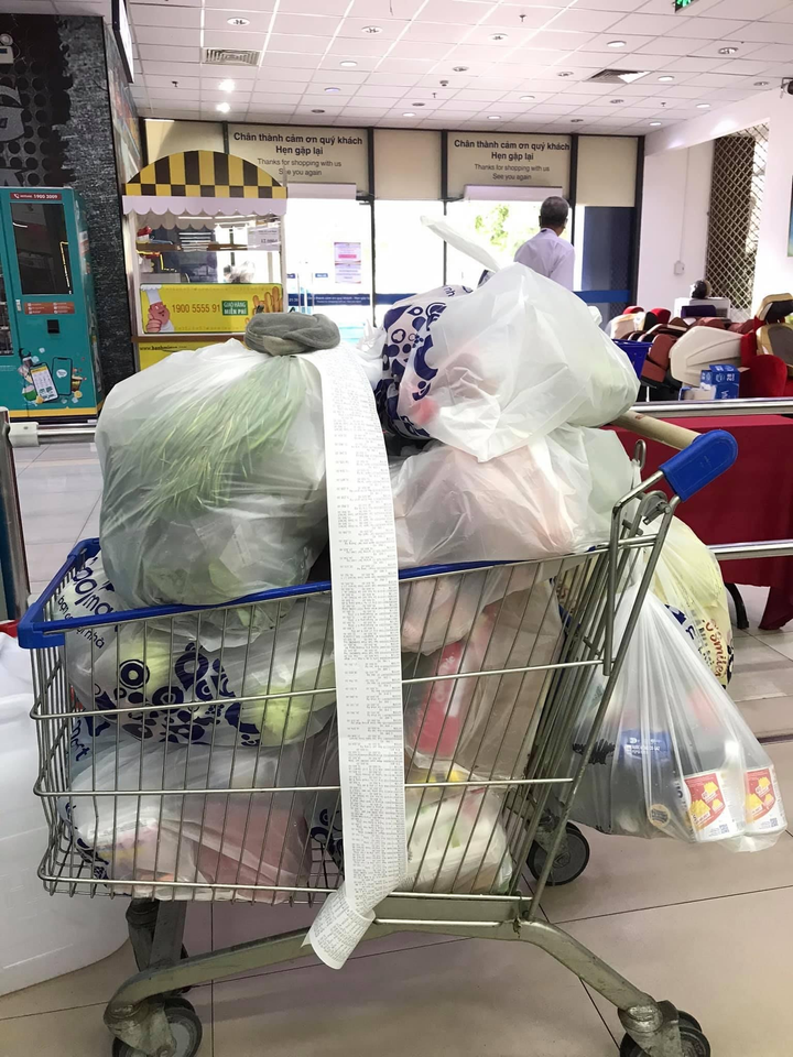 Đi chợ hộ ở TP.HCM: Chung cư nảy sáng kiến, tình nguyện viên gặp nhiều 'sự cố' - 1