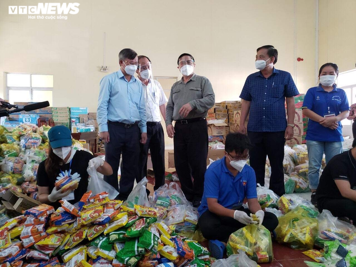 Thủ tướng xem người dân gọi số điện thoại khẩn cấp, tất cả đều được trả lời ngay - 1