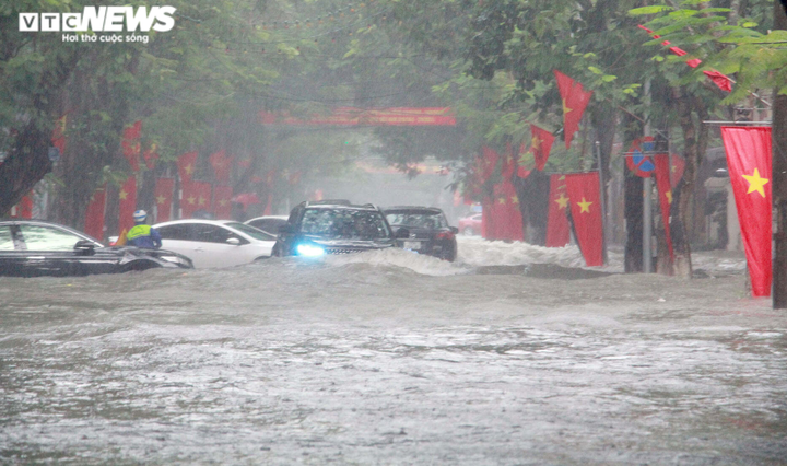 Thời tiết ngày 27/8: Miền Bắc mưa rất to, nguy cơ ngập úng ở các tỉnh miền núi - 1