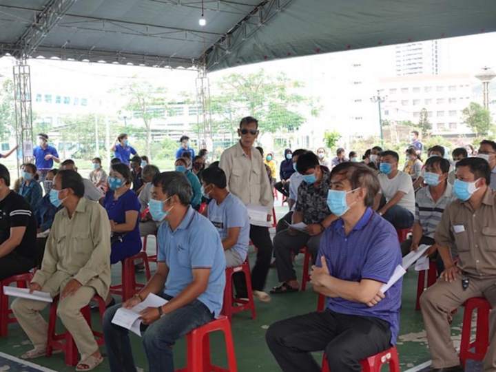 Chủ tịch Bình Định yêu cầu làm rõ người thân của cán bộ được ưu ái tiêm vaccine - 2