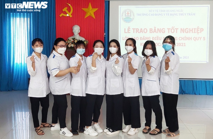 Nhận bằng tốt nghiệp buổi sáng, nhóm sinh viên xuyên đêm vào TP.HCM chống dịch - 2