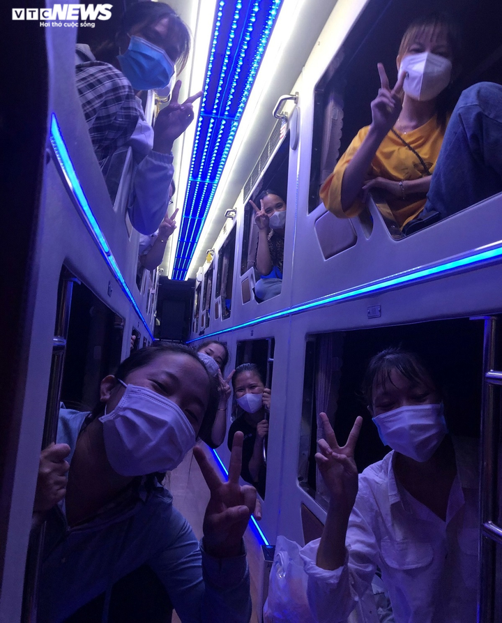 Nhận bằng tốt nghiệp buổi sáng, nhóm sinh viên xuyên đêm vào TP.HCM chống dịch - 3