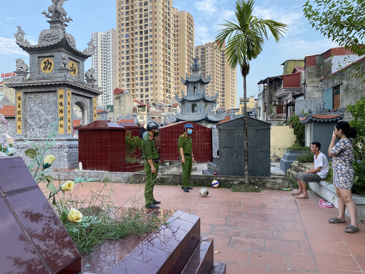 Bất chấp giãn cách, nhiều người không đeo khẩu trang vào nghĩa địa tập thể dục - 1