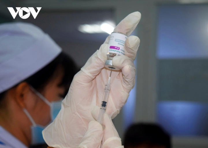 Tiêm mũi thứ 3 vaccine COVID-19: Có cần thiết? - 1