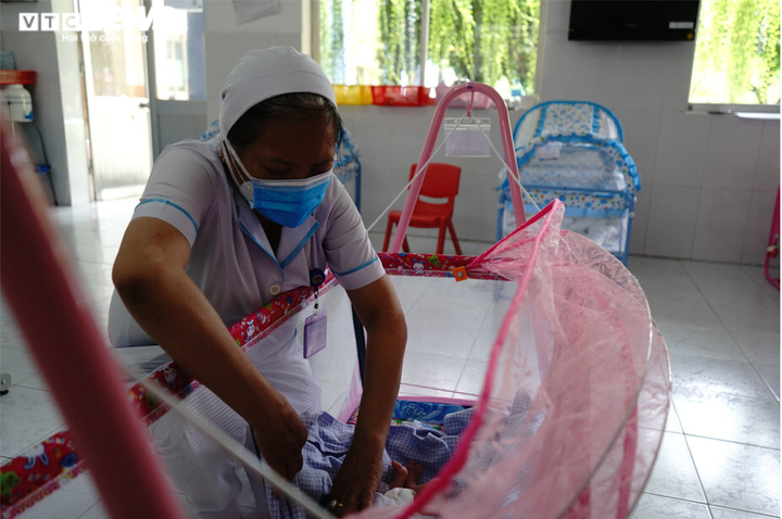 Những 'người mẹ' đặc biệt nhận chăm con cho sản phụ mắc COVID-19 - 15