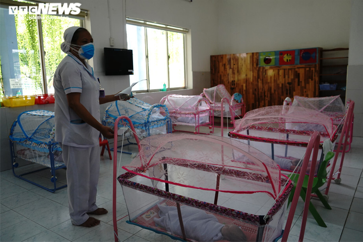 Những 'người mẹ' đặc biệt nhận chăm con cho sản phụ mắc COVID-19 - 14