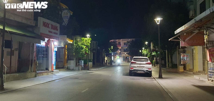 Nhiều người mắc COVID-19 khi vừa hết cách ly tập trung, Huế phong tỏa nhiều nơi - 1