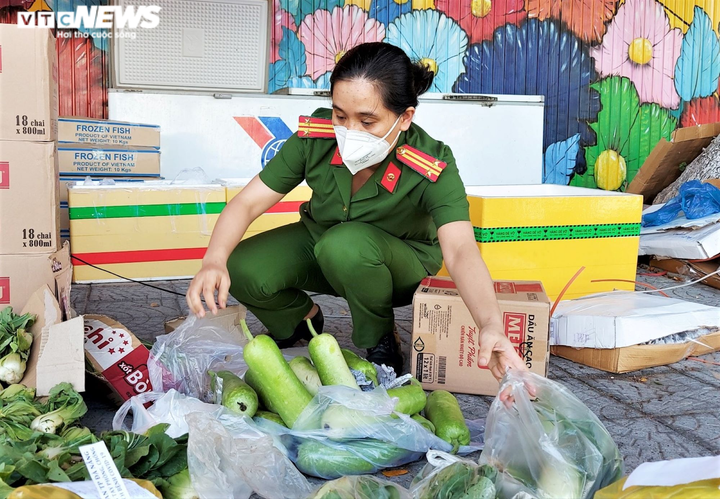 Ảnh: Công an Đà Nẵng mở 30 điểm bán hàng giá rẻ cho người dân - 7
